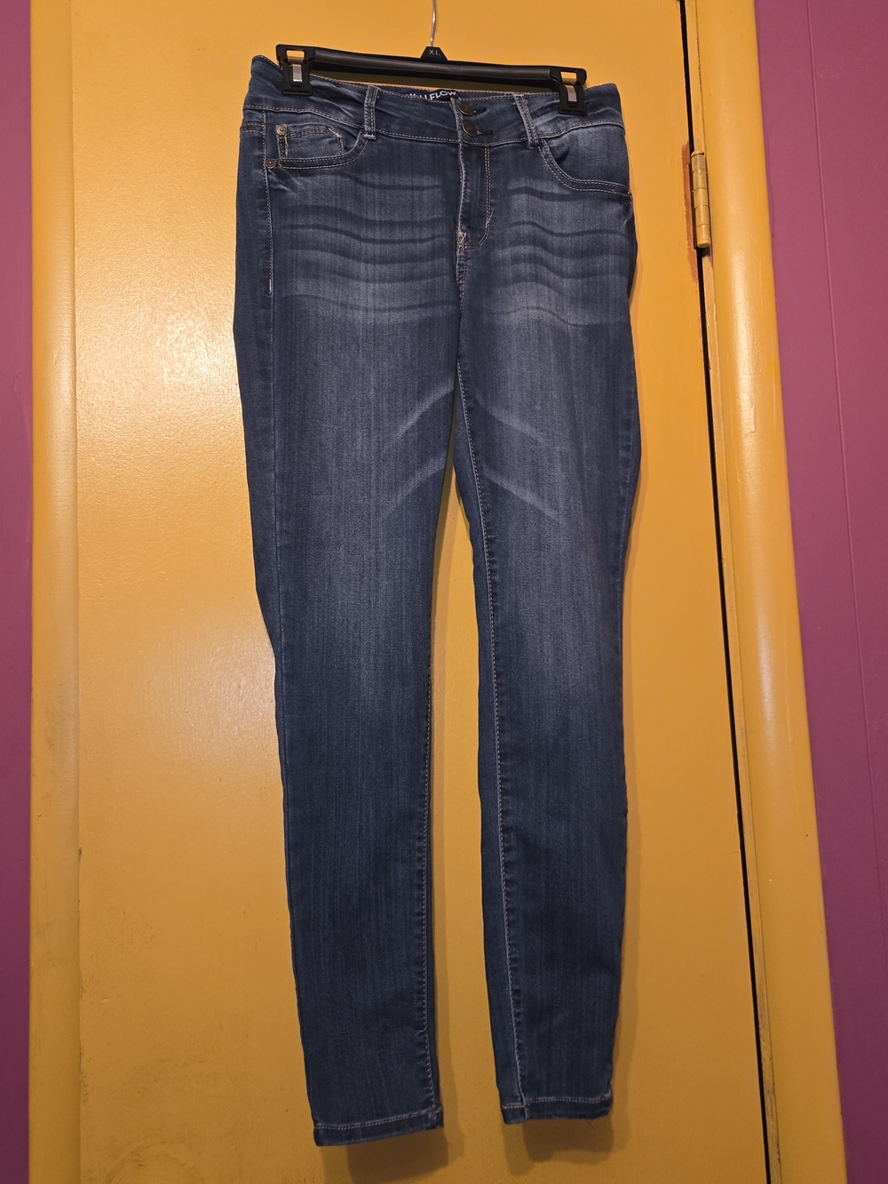 Wallflower Medium Wash Juniors Skinny Jeans in Blue